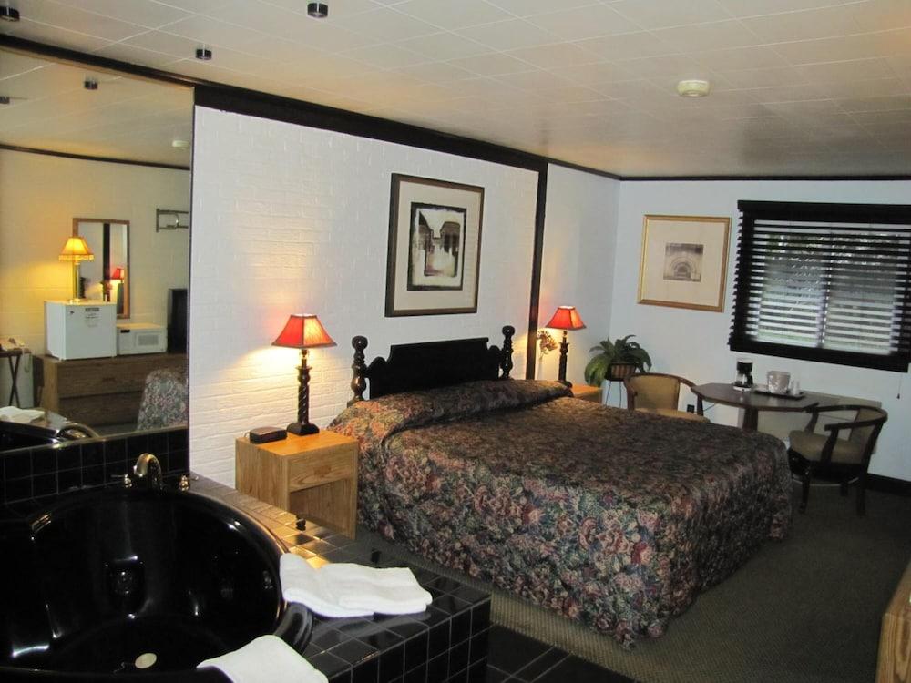 Colonial Inn Motel photo 25