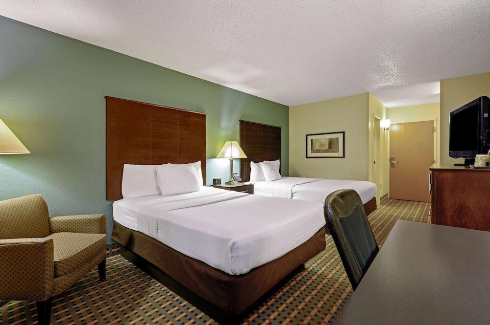 La Quinta Inn by Wyndham Columbia SE / Fort Jackson photo 8