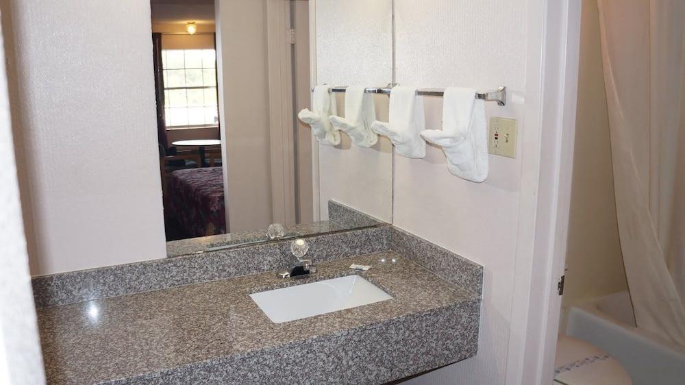 Travelers Inn photo 16