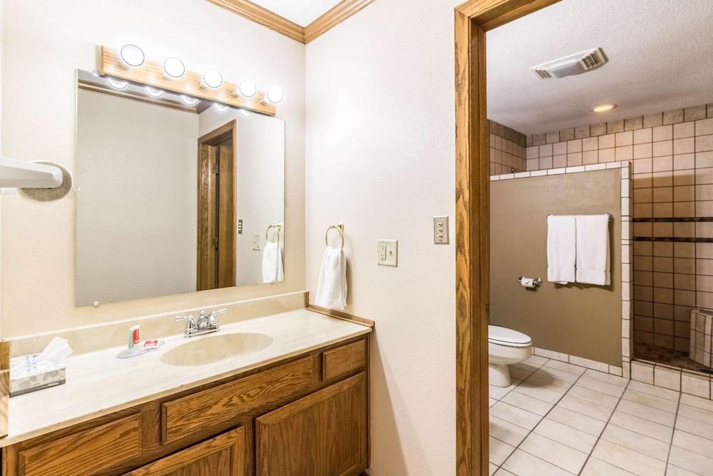 Econo Lodge Valley City photo 31