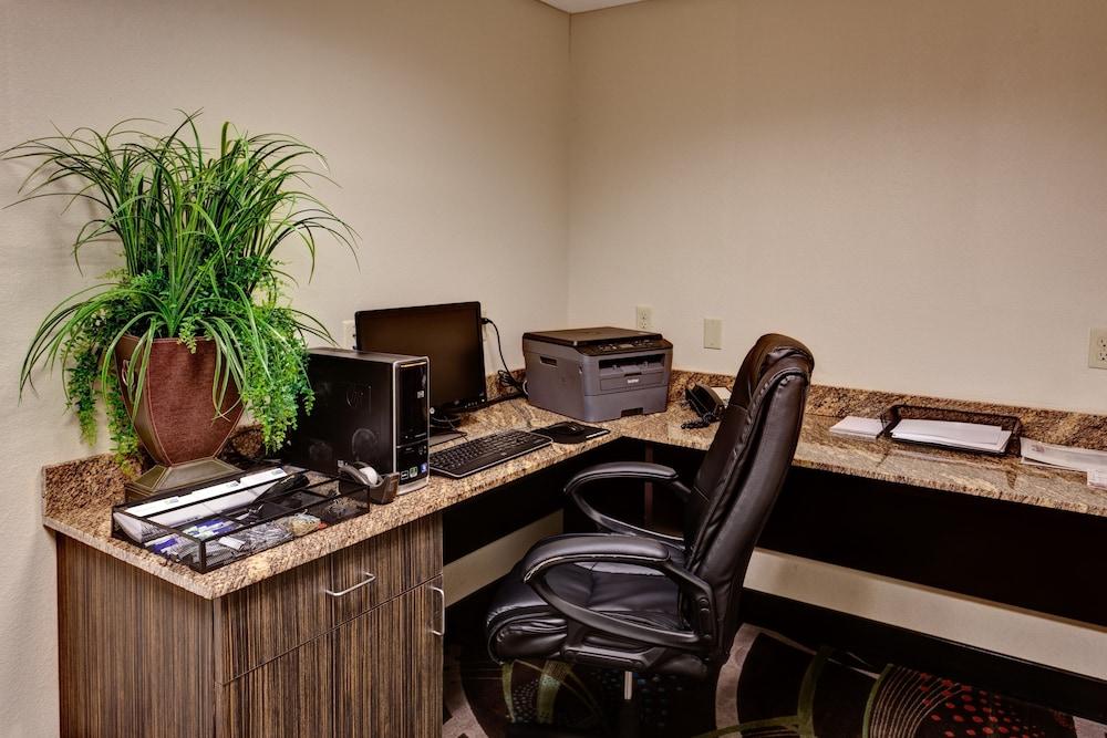 Holiday Inn Express & Suites Wichita Northwest by IHG photo 27