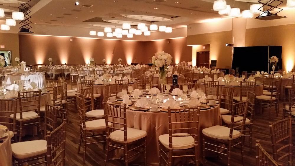 I Hotel And Illinois Conference Center photo 26