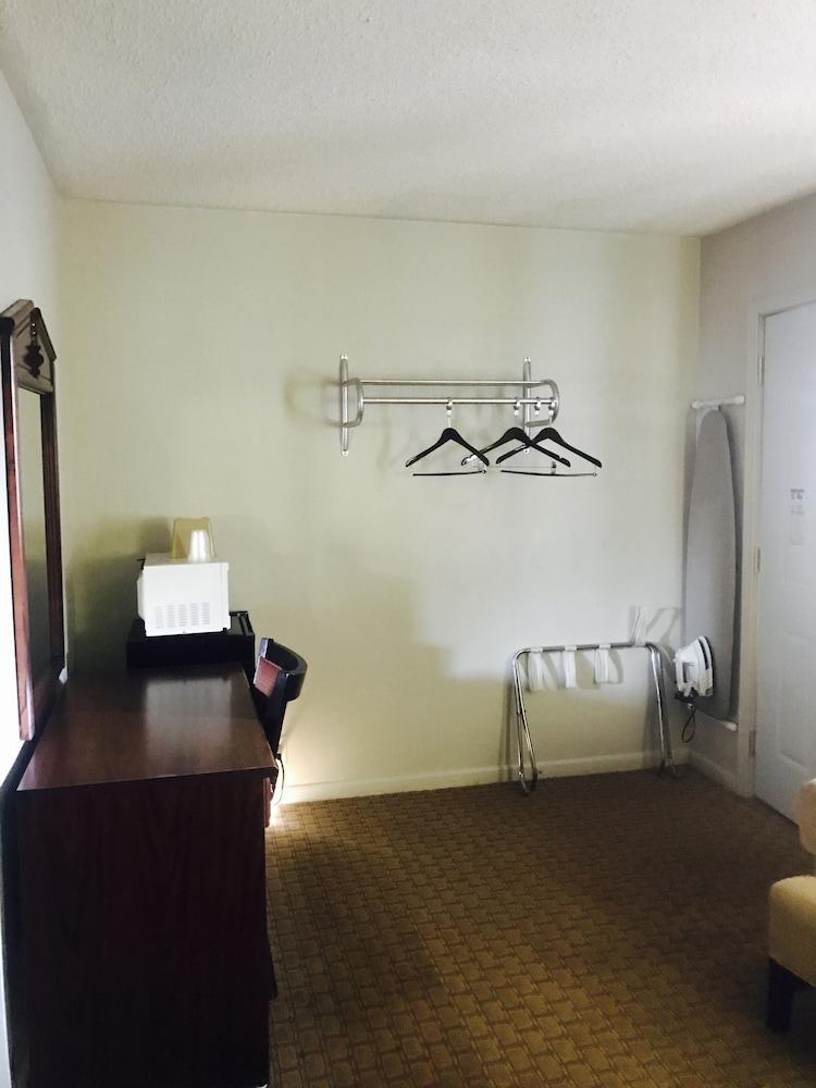Gas Lite Motel photo 33