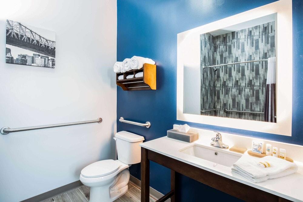 La Quinta Inn and Suites by Wyndham Long Island City photo 14