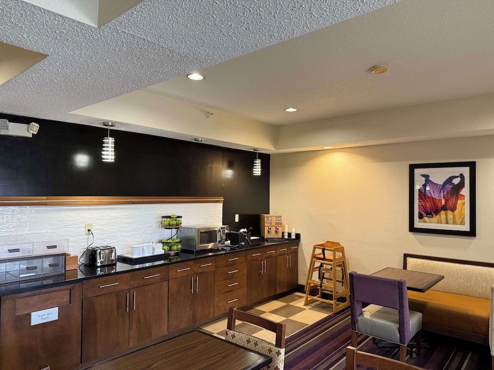 SureStay by Best Western Forsyth Decatur photo 11