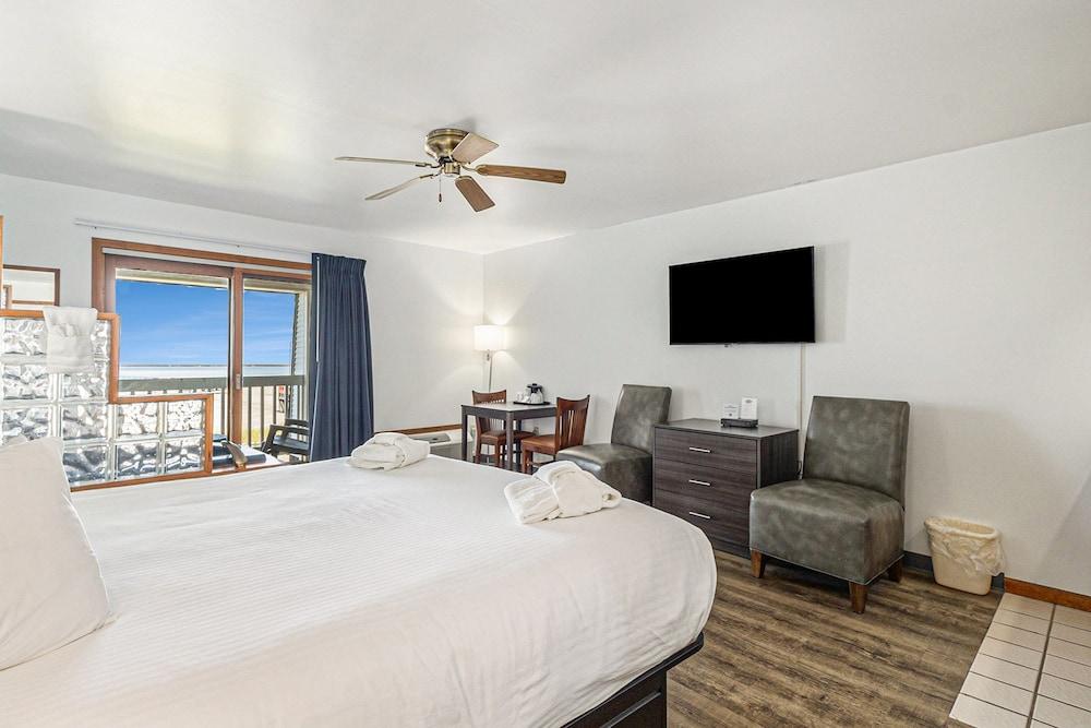 Snyder's Shoreline Inn photo 83