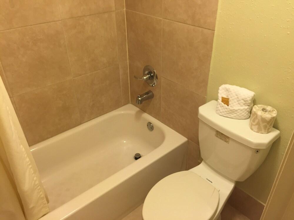 Sebring Inn photo 13