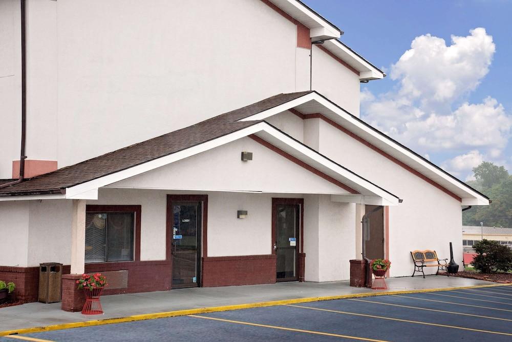 Super 8 by Wyndham Martinsburg — hotel in Martinsburg