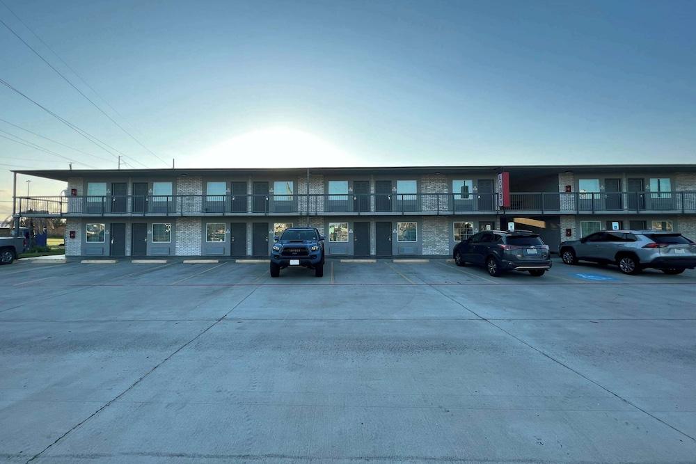 Super 8 by Wyndham Sulphur South photo 13