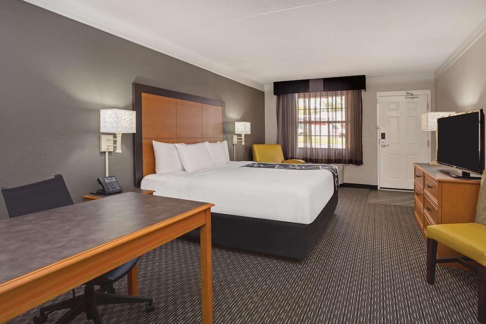 Days Inn by Wyndham Gainesville University I-75 photo 8