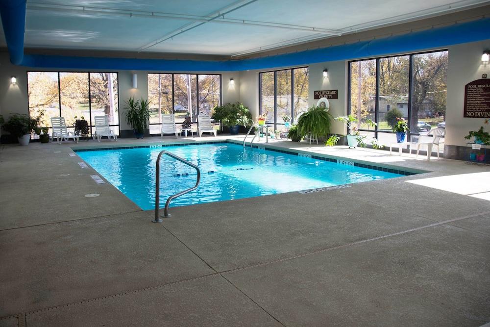 Crossroads Inn And Suites photo 8