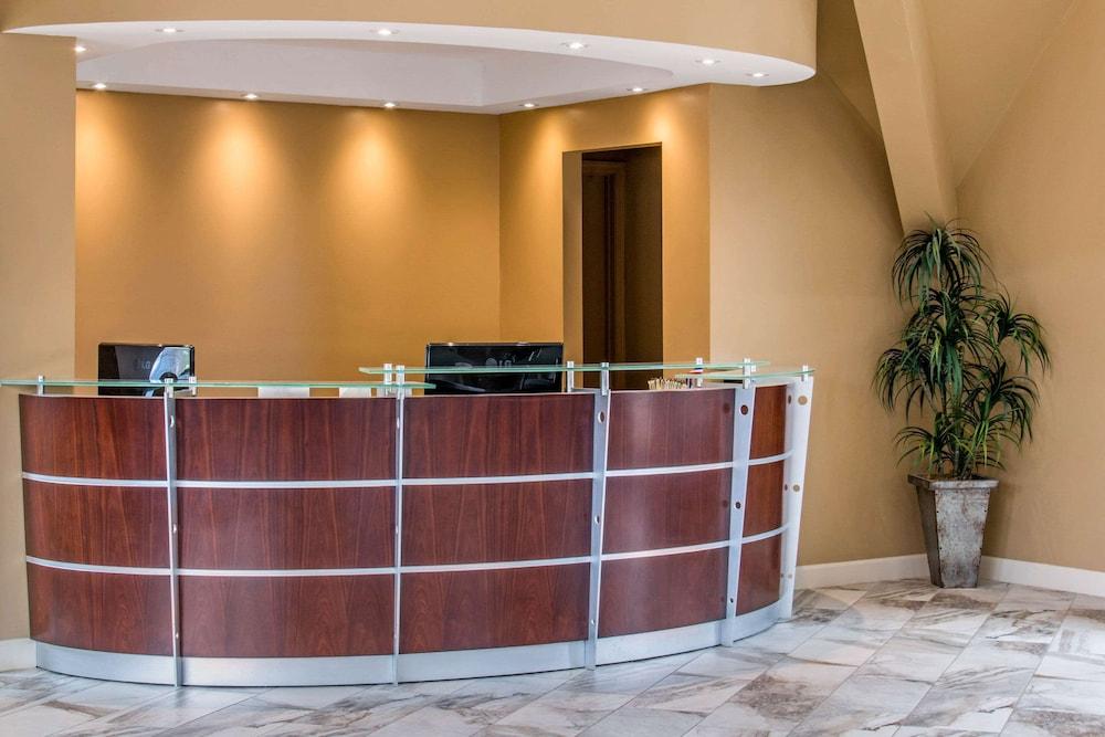 Econo Lodge Inn And Suites photo 4