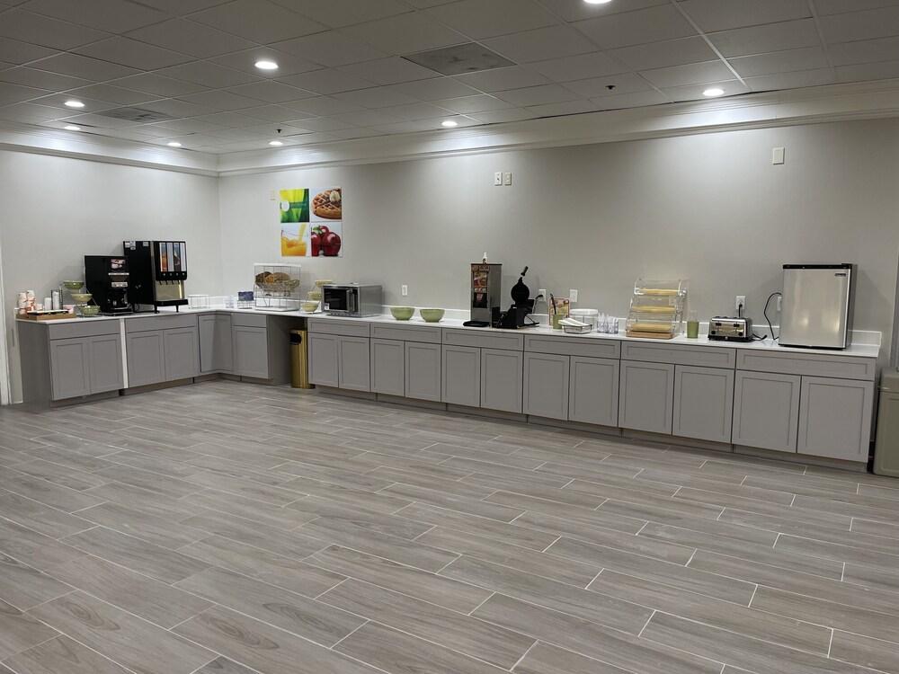 Quality Inn & Suites New Hartford - Utica photo 33