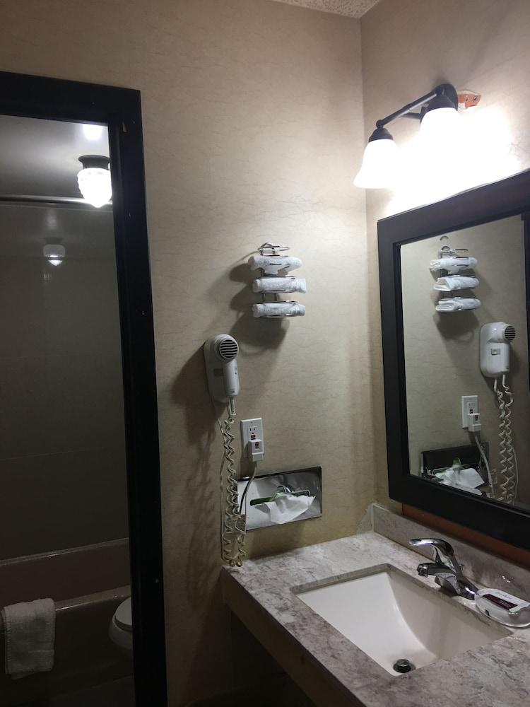 Country Manor Motel Watkins photo 13
