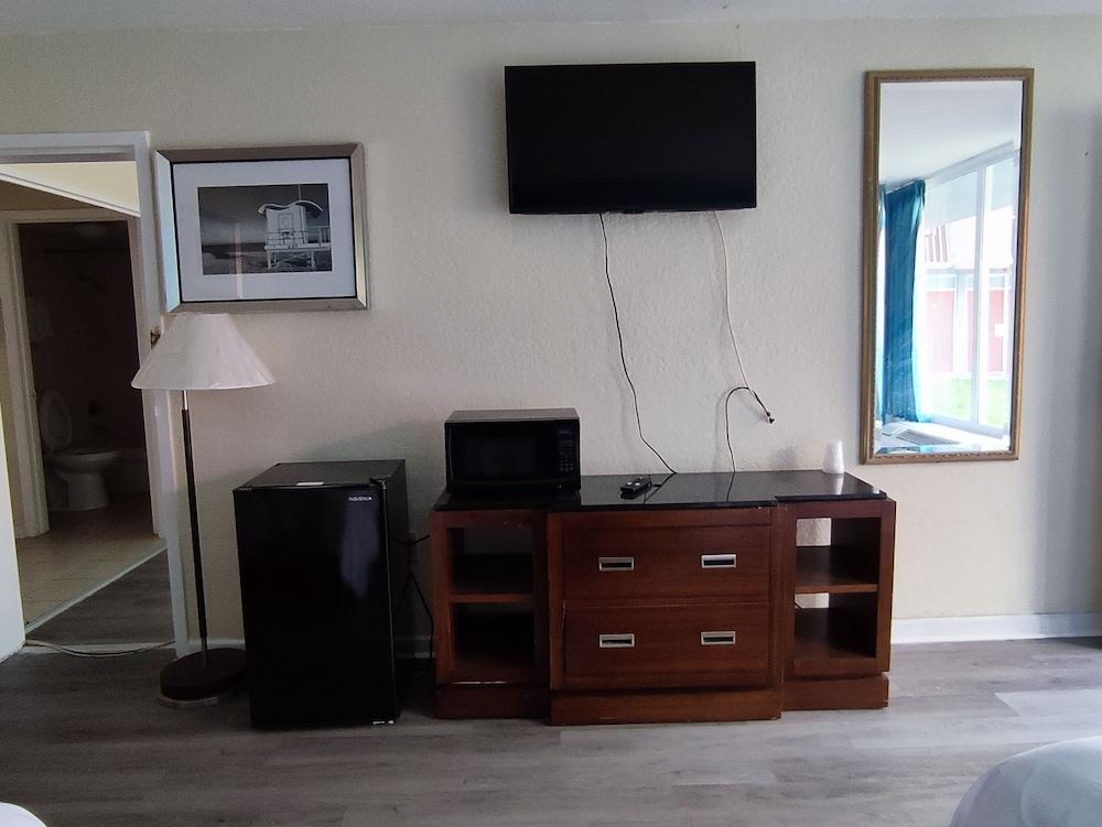 Clover Inn & Suites photo 24