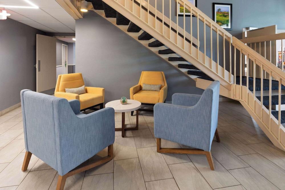 La Quinta Inn by Wyndham Sheboygan photo 2