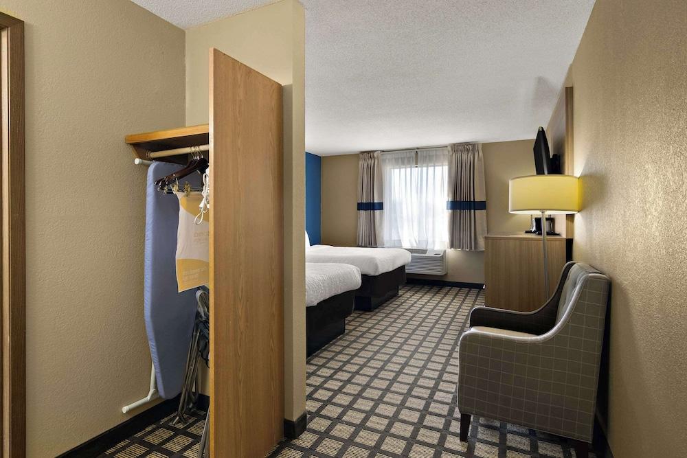 Clarion Pointe Bloomington – Normal near I-55 and University photo 12