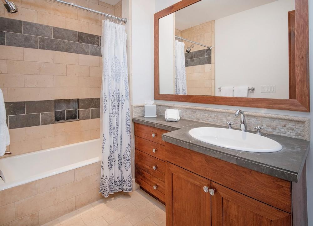 Hummingbird by Elevation Accommodations photo 24
