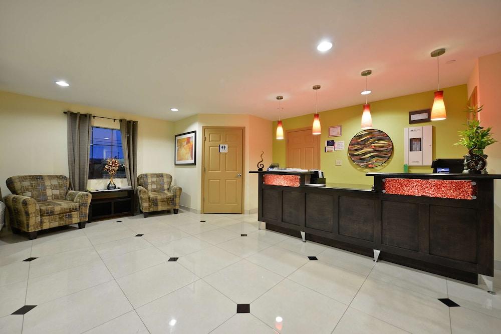 Americas Best Value Inn & Suites Lake Charles at I-210 Exit 11 photo 3