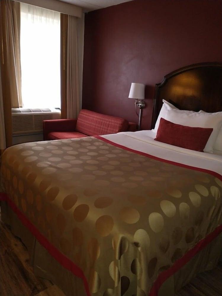 Ramada by Wyndham Albert Lea photo 65