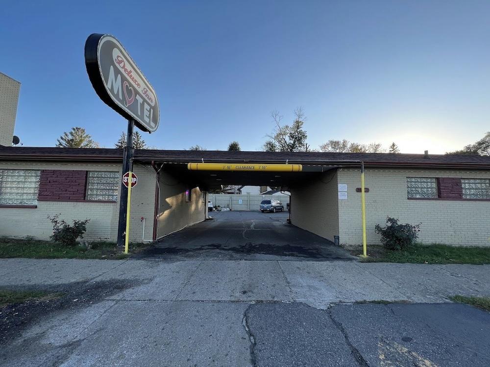 Deluxe Inn Motel photo 11