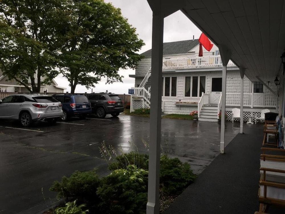 Holiday House Inn photo 56