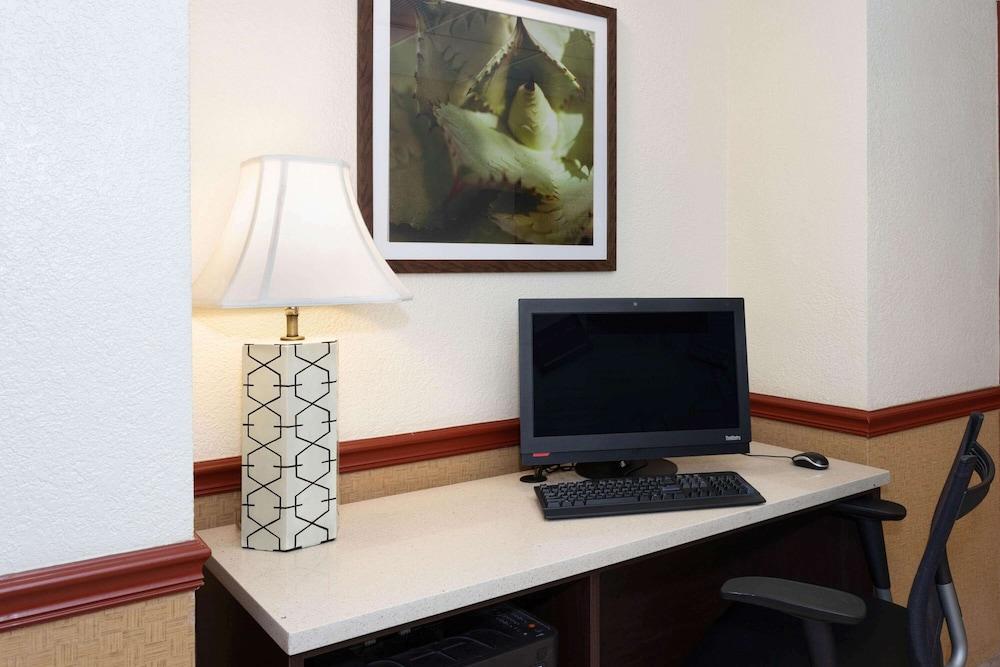 La Quinta Inn & Suites by Wyndham Jacksonville Mandarin photo 28