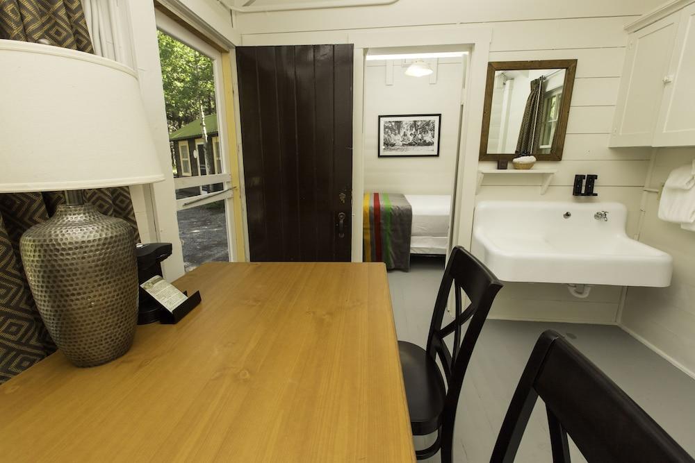 Swiftcurrent Motor Inn and Cabins - Inside the Park photo 7