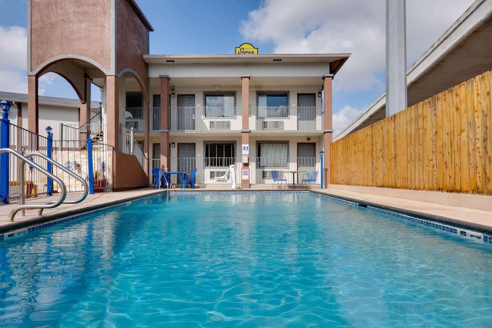 Super 8 by Wyndham San Antonio Pearl District / Downtown photo 1