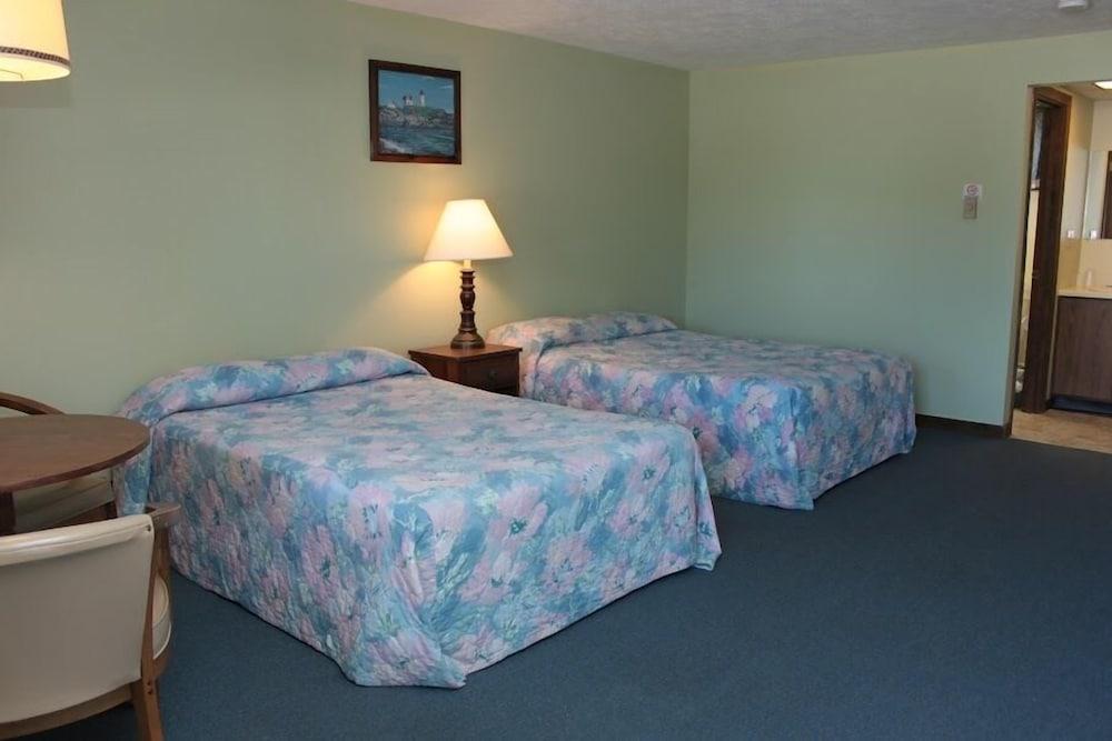The Villager Motel photo 44