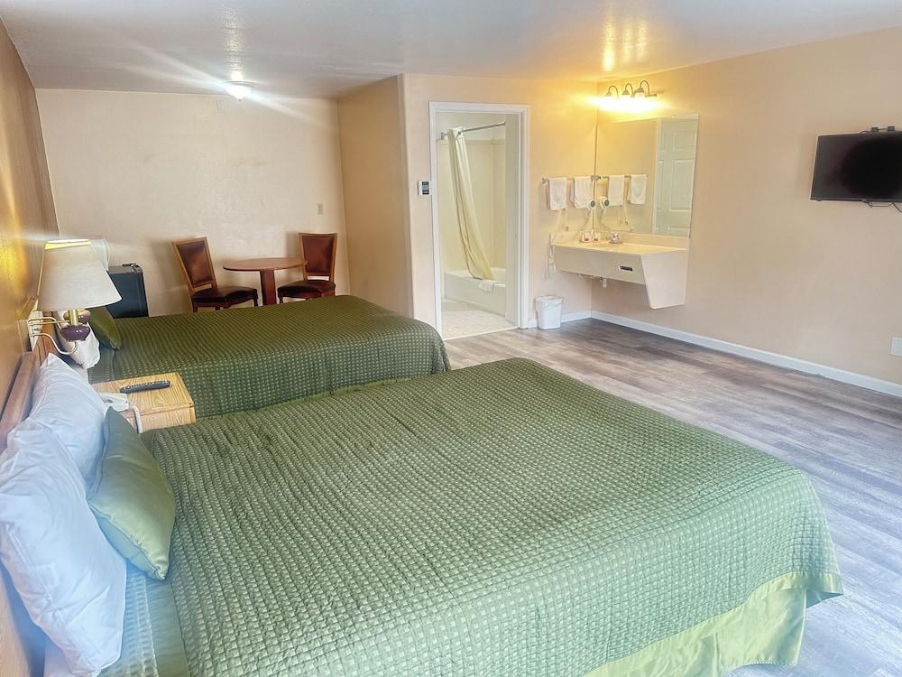 ROYAL INN photo 22