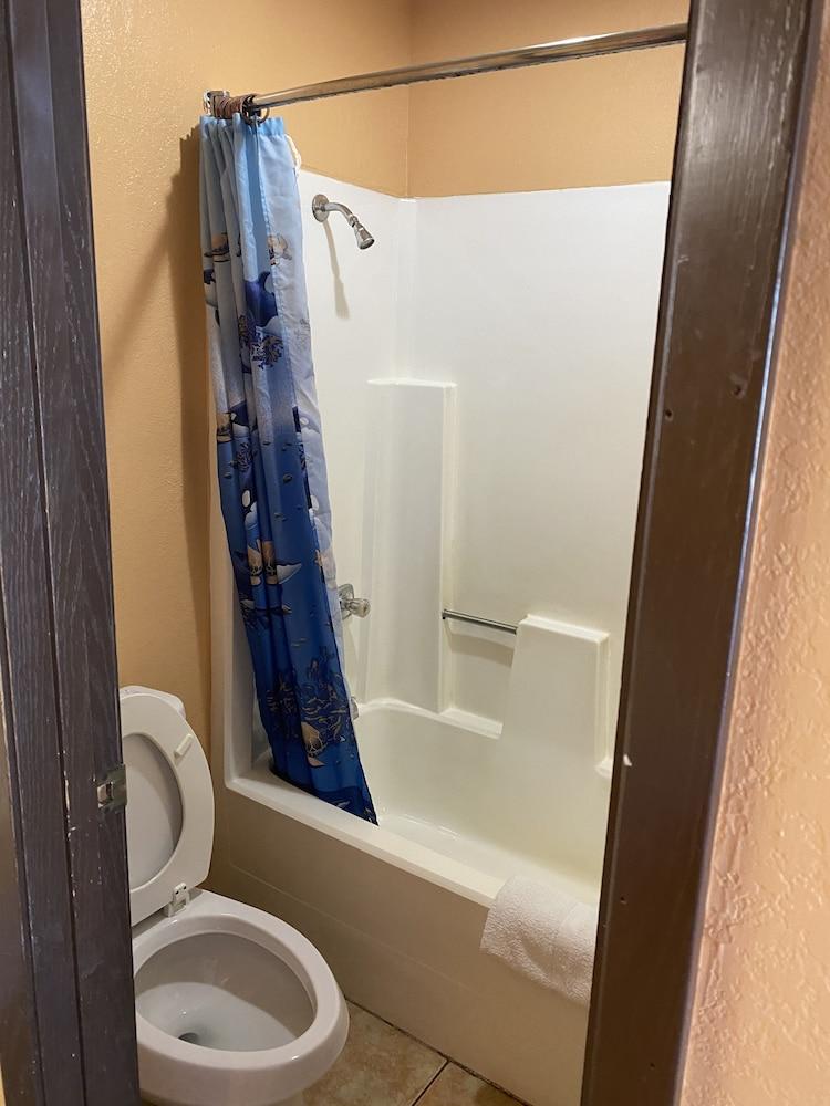 Executive Inn and Suites photo 17