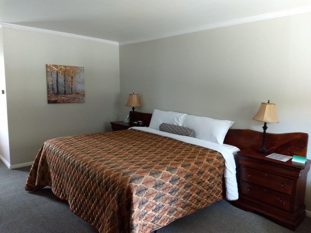 The Lodge at West River photo 41