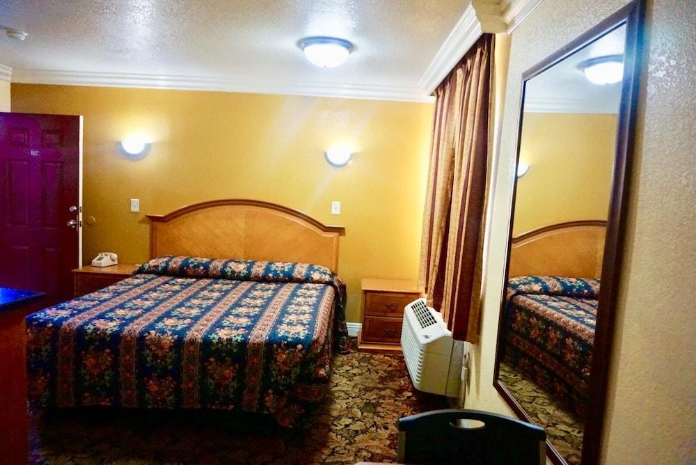 Satellite Motel photo 12