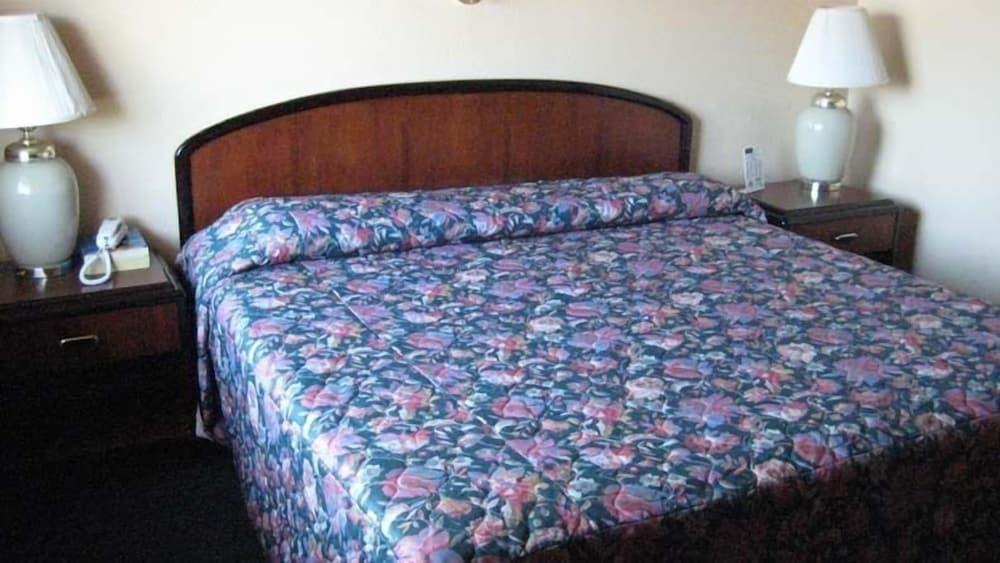 Travelers Inn photo 36