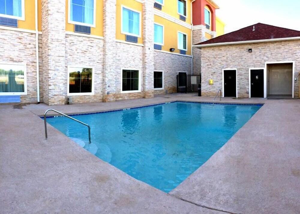 Residency Suites - Cotulla photo 15