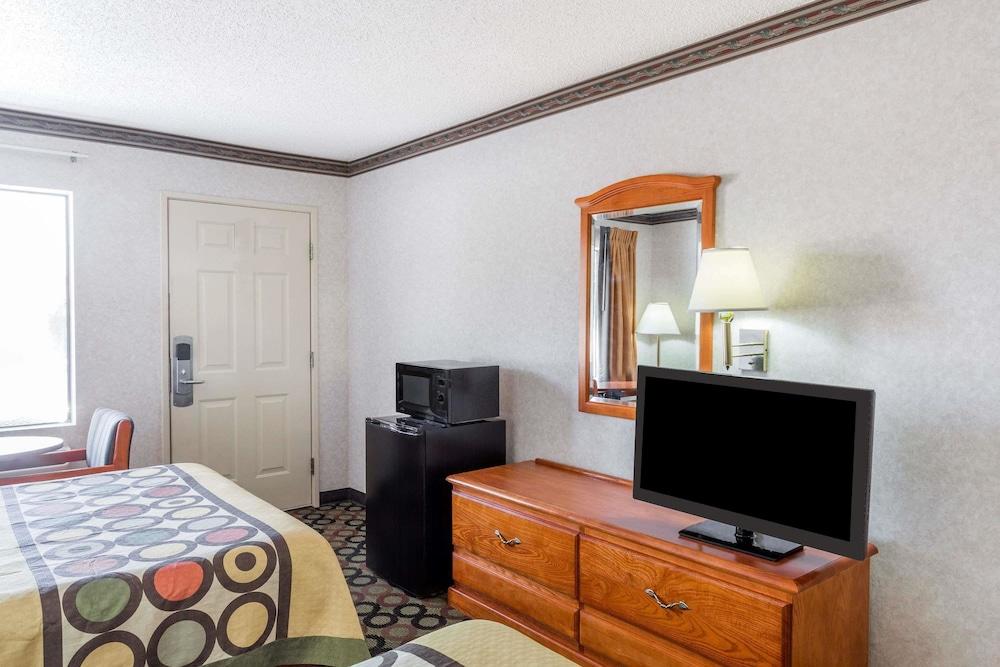 Super 8 by Wyndham Ashburn photo 14