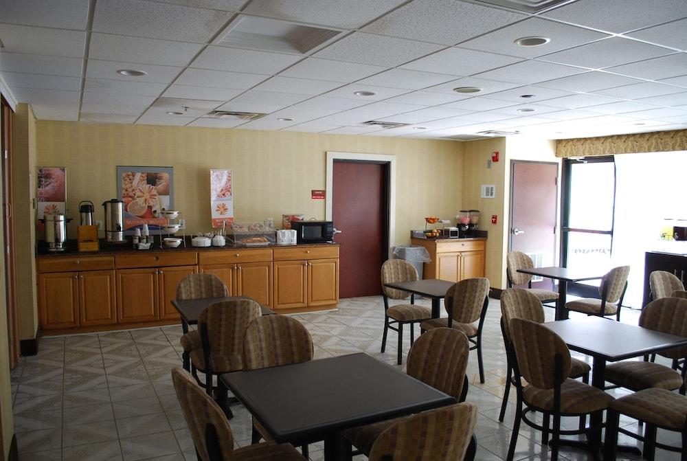 Jameson Inn and Suites Riverdale photo 24