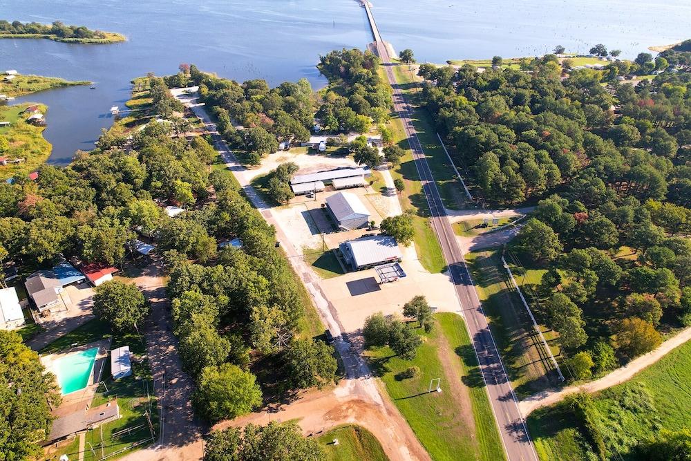 Axtons Bass City Lake Front Resort photo 31
