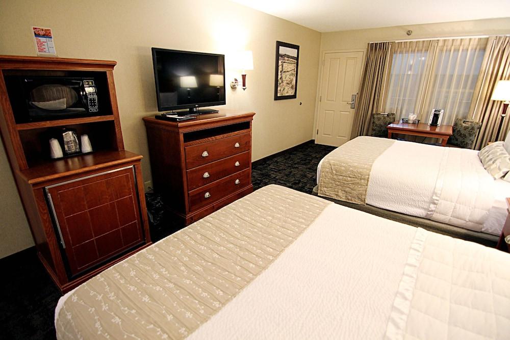 C'mon Inn Hotel & Suites photo 7