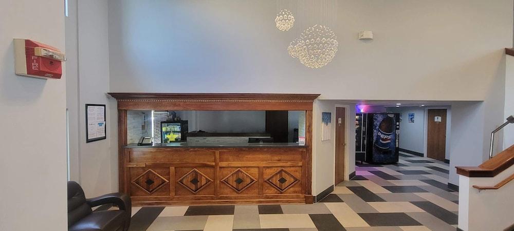 The Royal Inn & Suites photo 2