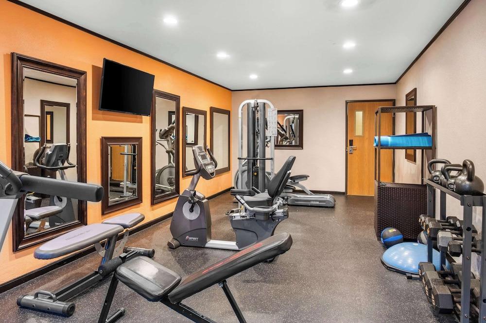 White Pines Inn & Suites photo 40