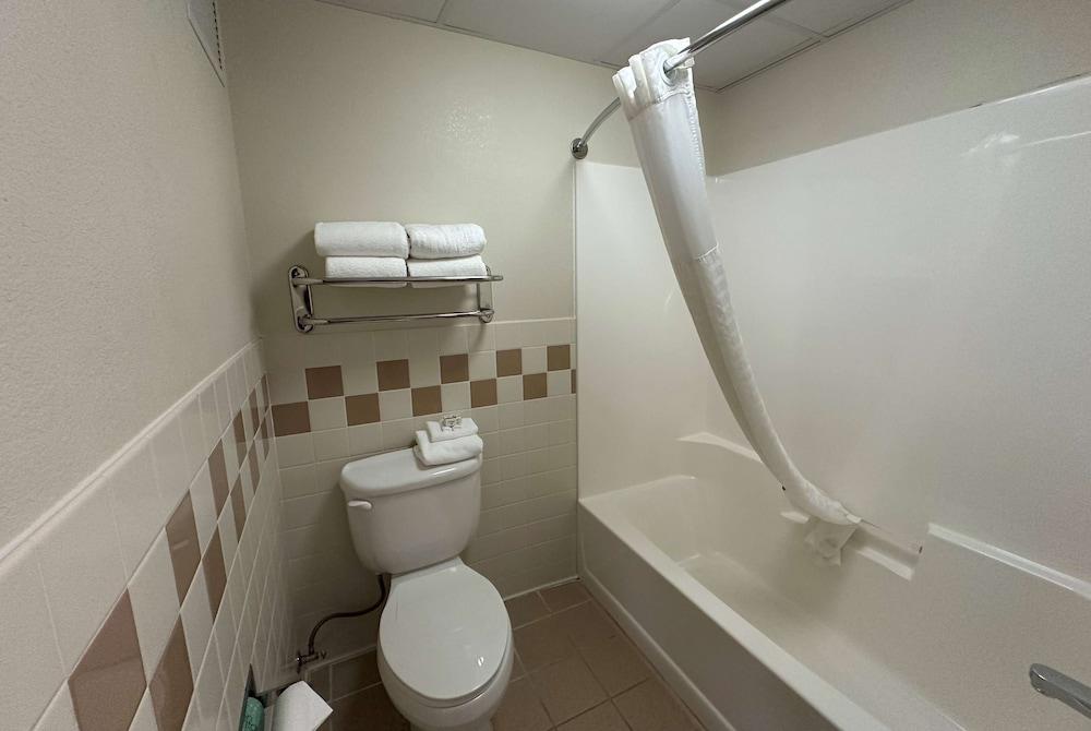 AmericInn by Wyndham Appleton North/Little Chute photo 8