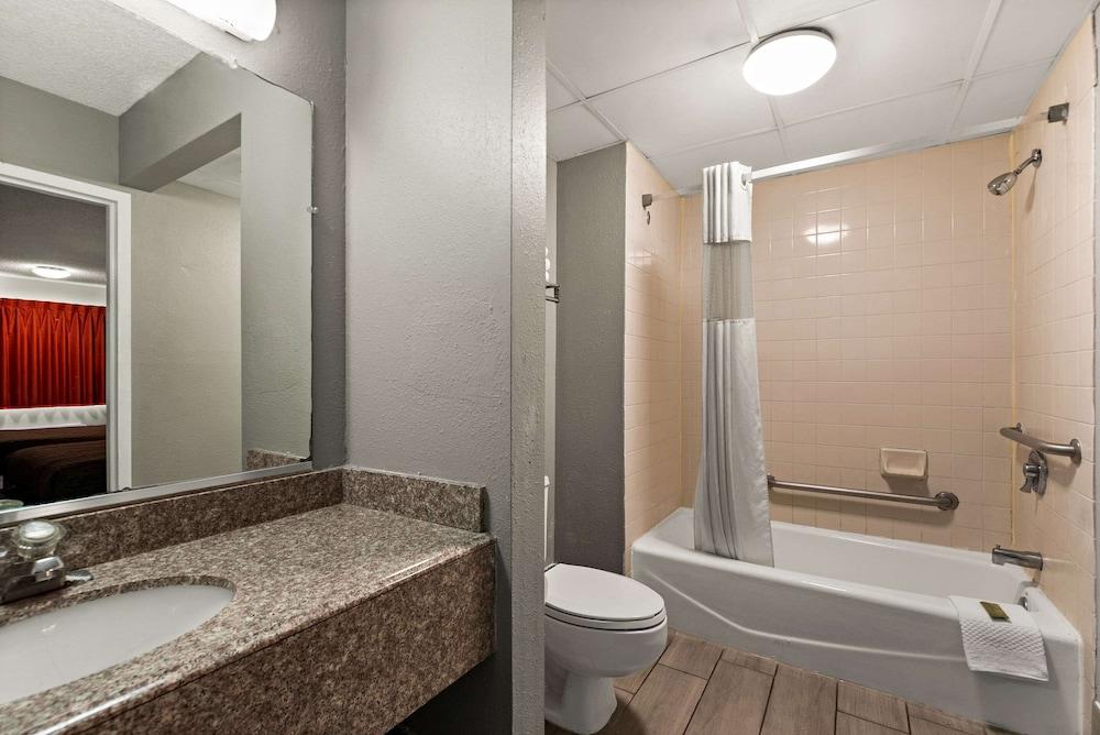 Rodeway Inn Brooklawn photo 31