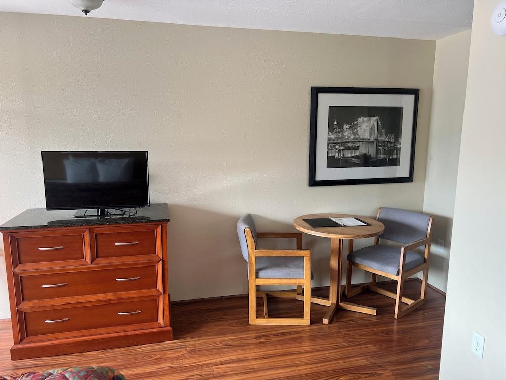 All Star Inn & Suites photo 59