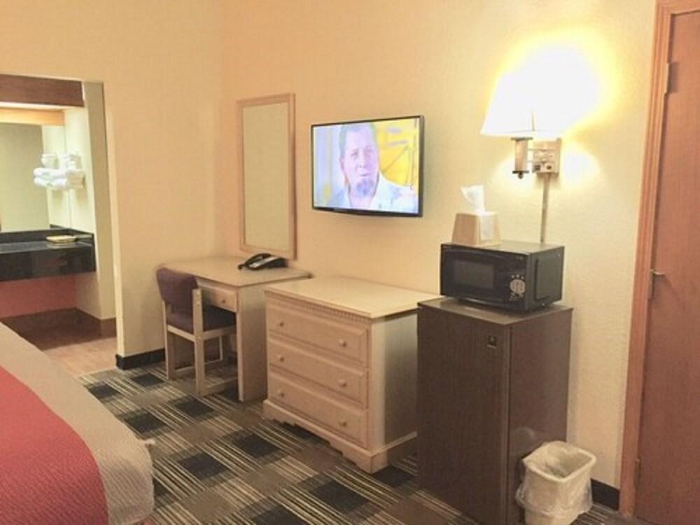 Red Carpet Inn Great Lakes photo 6