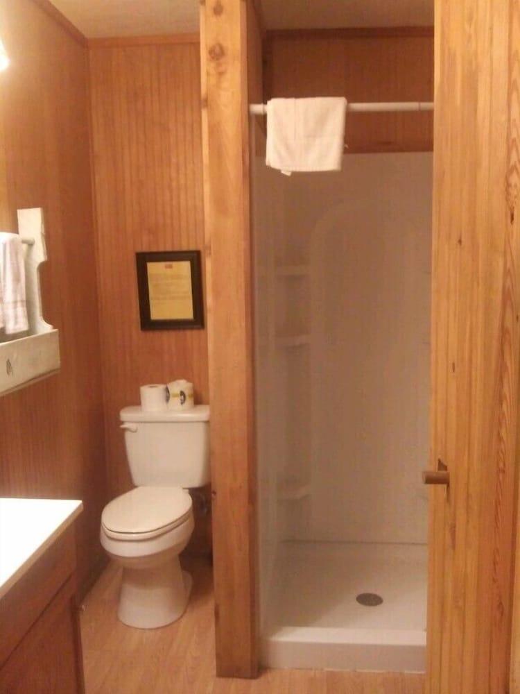 Whispering Creek Lodging & RV Resort photo 16