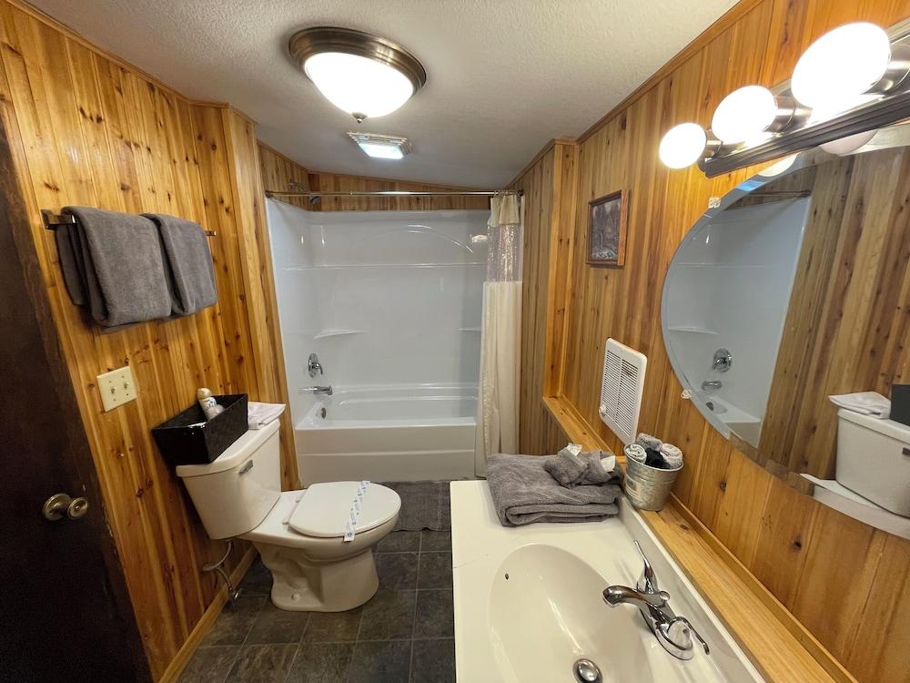 Ponderosa Pines Inn and Cabins photo 72