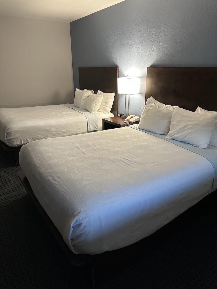 Sugar Creek Inn & Suites photo 9