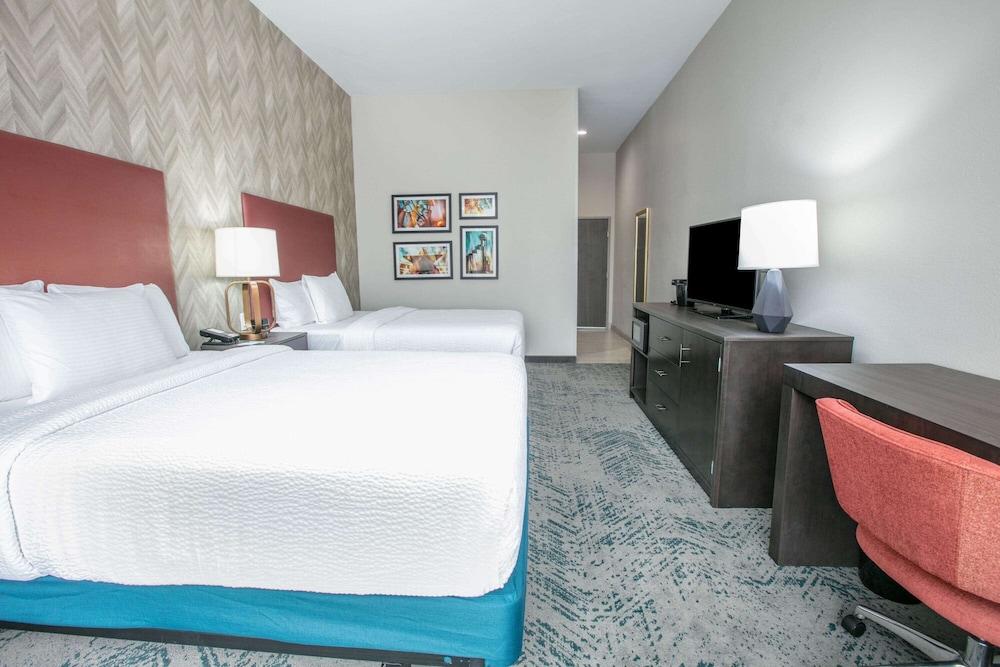 La Quinta Inn & Suites by Wyndham DFW West-Glade Parks photo 14